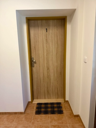 Obytný prostor s&nbsp;manželskou a patrovou postelí. Kuchyňský kout. Koupelna se sprchovým koutem a WC. Vhodný pro rodiny nebo páry.