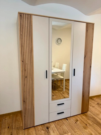 Obytný prostor s&nbsp;manželskou a patrovou postelí. Kuchyňský kout. Koupelna se sprchovým koutem a WC. Vhodný pro rodiny nebo páry.