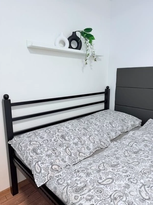 Obytný prostor s&nbsp;manželskou a patrovou postelí. Kuchyňský kout. Koupelna se sprchovým koutem a WC. Vhodný pro rodiny nebo páry.