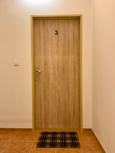 Dvě samostatné ložnice. Kuchyň. Koupelna se sprchovým koutem a WC. Vhodný pro rodiny nebo skupinu přátel.