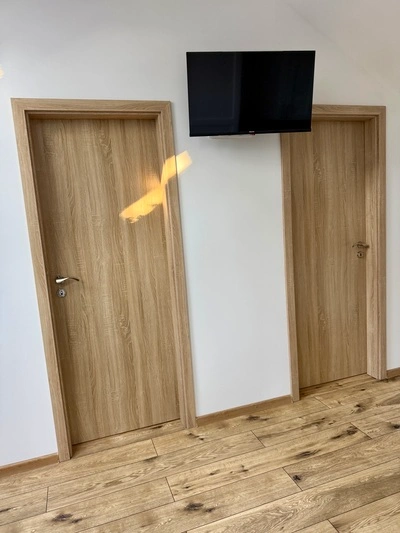 Dvě samostatné ložnice. Kuchyň. Koupelna se sprchovým koutem a WC. Vhodný pro rodiny nebo skupinu přátel.