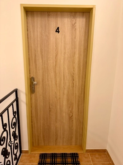 Obytný prostor s manželskou postelí a rozkládací pohovkou. Kuchyňský kout. Koupelna se sprchovým koutem a WC. Vhodný pro rodiny nebo páry.